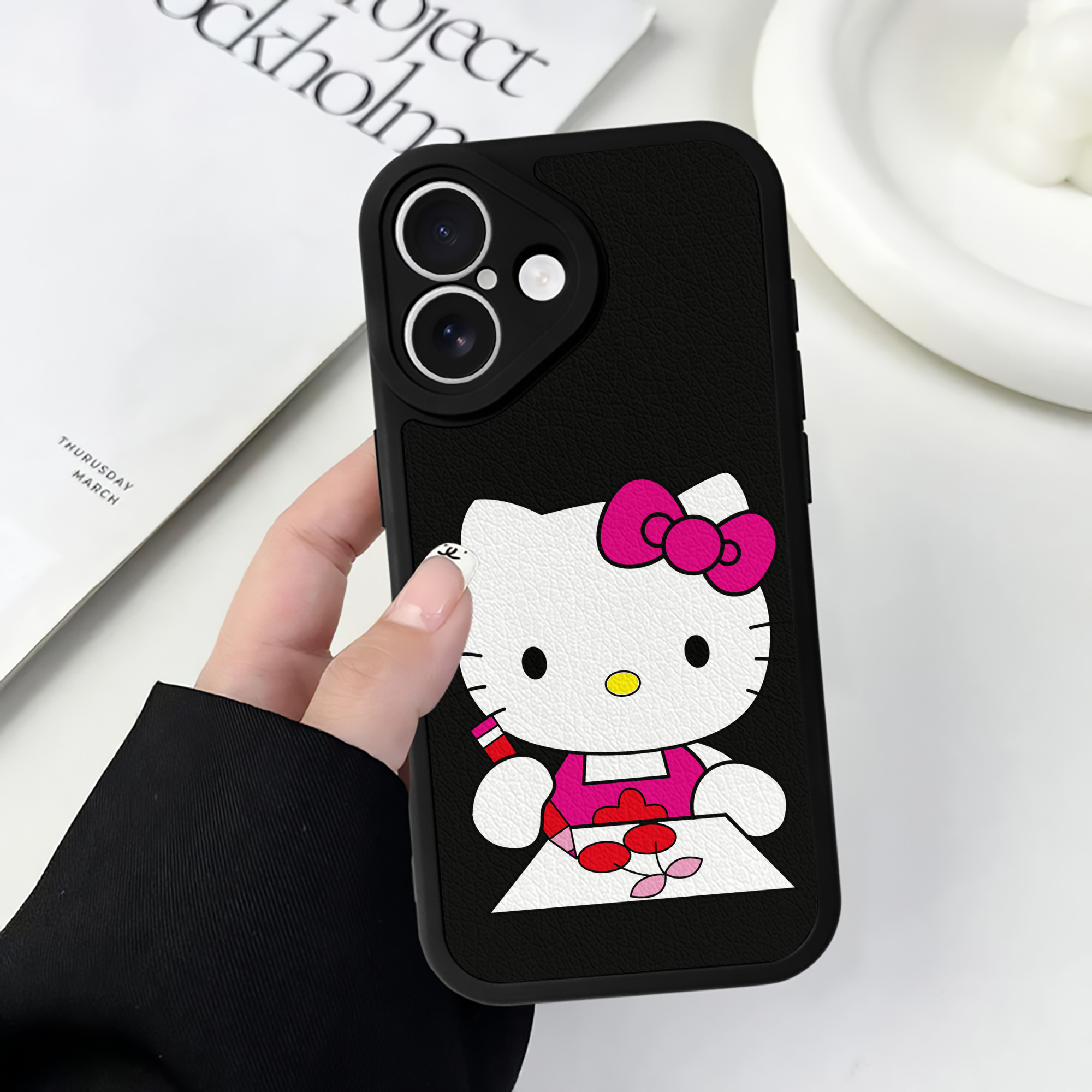 （画像用） Hello Kitty ハローキティ 【iPhone 16シリーズ対応】シリコンスマホケース（レザー調） 材質：シリコン